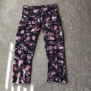 Size 4 lululemon yoga pants. Good condition.
